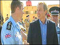 İngiltere Başbakanı Tony Blair bir polis akademisini ziyaret ediyor
