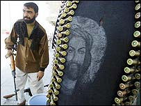 حضرت علی کی تصویر کے ساتھ شیعہ ملیشیا کا ایک کارکن