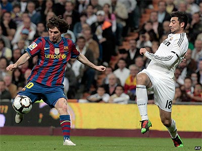 Lionel Messi se dispone a marcar el primer gol en la victoria del Barcelona sobre el Real Madrid