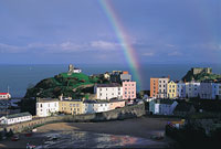 Enfys yn Ninbych y Pysgod. © Bwrdd Croeso Cymru
