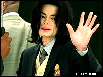 مايکل جکسون درحال ورود به دادگاه در روز چهارشنبه