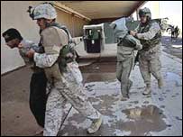 Amerika'lı askerler bir Irak'lıyı esir alırken