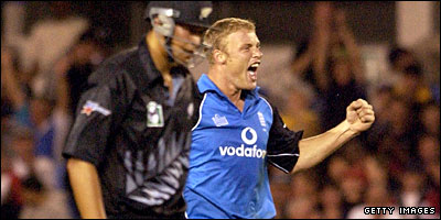 Flintoff bowled England to victory in their last one-dayer in Auckland