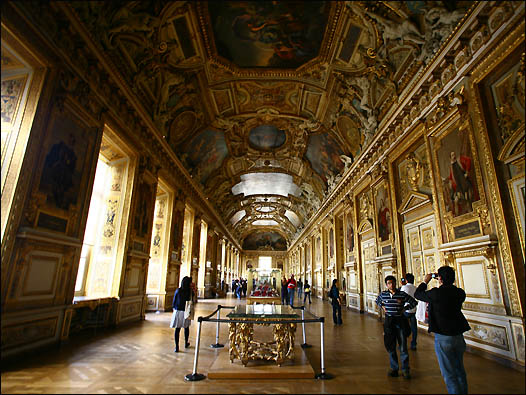 罗浮宫大约有40万件藏品，摆出来陈列的只是一部分。