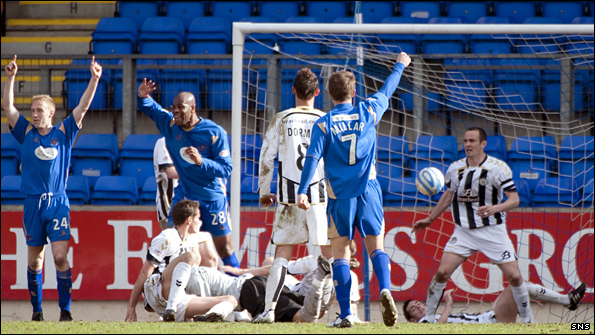 St Johnstone players appeal for a handball against St Mirren's Stephen O'Donnell