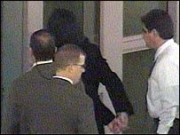 پليس مايکل جکسون را دستبند به دست به زندان منتقل می کند