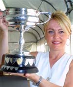 Arweinydd Hogiau'r Ddwylan, Ilid Ann, yn dathlu buddugoliaeth yn y gystadleuaeth corau meibion rhwng 20-45o leisiau.