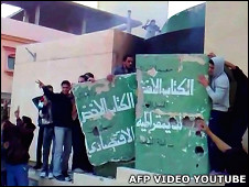 Manifestantes destrozan el libro verde