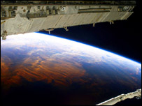 Země nasnímaná z raketoplánu Discovery