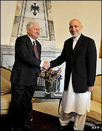 رابرت گیتس وزیر دفاع آمریکا در دیدار با حامد کرزی رئیس جمهور افغانستان در کابل