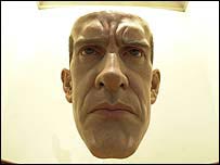 Escultura do artista Ron Mueck, parte da coleção da Saatchi Gallery, em Londres