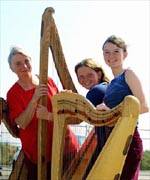 Anna Georgina, a'i merch Mair o Langwnadl gyda Llinos Eleri Jones o Edern - cyntaf Grwp Gwerin Offerynnol adran Alawon Gwerin.