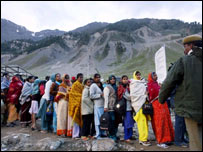 یاتری قطار بنا کر یاترا کے انتظار میں کھڑے ہیں