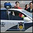 Carro da polícia dispersa pessoas próximas do local onde está ocorrendo o congresso do Partido Comunista Chinês