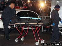 Policiais retiram o corpo de Heath Ledger