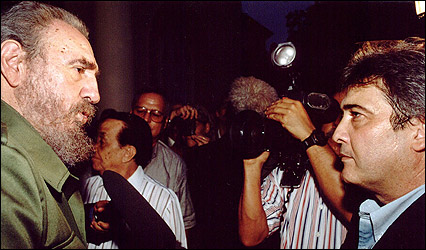 Fernando Ravsberg entrevista a Fidel en la Embajada de México (Foto: Alejandro Pérez)