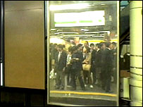 آينه های نصبت شده در کنار سکوهای مترو در ژاپن