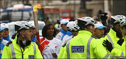 Atleta escoltada por la policía