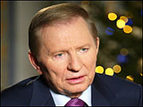 На цьому фото - пан Кучма, ще президент, у новорічну ніч. Зараз він спілкується з громадянами книжками