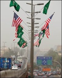 Riyad'da ABD ve Suudi bayrakları