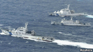 在钓鱼岛附近海域，一艘中国海监船被夹在两艘日本海上保安厅巡逻艇中间