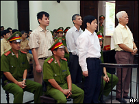 Phiên xử hai nhà báo