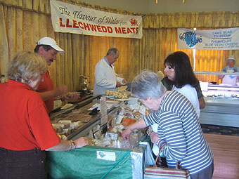 Ymwelwyr yn cael golwg ar y cynnyrch