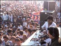 عطااللہ لوگوں کے سامنے فن کا مظاہرہ کرتے ہوئے