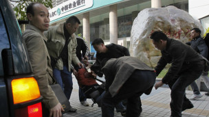 便衣帶走示威者