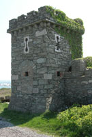 Amddiffynfa 'pill box' yng Nghaergybi. Hawlfraint Medwyn Parry.