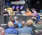 Enillydd Tlws y Cerddor, Euron J. Walters, yng nghwmni Brian Jones, Cymru a'r Byd, a'r Dr Brinley Roberts, Cadeirydd Cenedlaethol Cymdeithas Cymru America