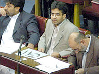 پيمان فروزش (نفر وسط) - عکس از سايت مجلس