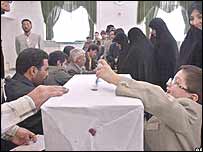 İran'da oy kullanan seçmenler