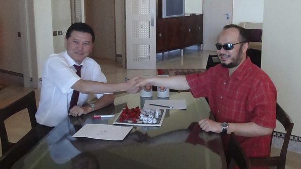 Muhammad Gaddafi, right, plays chess with FIDE President Kirsan Ilyumzhinov in Tripoli last weekend Photo: Reuters