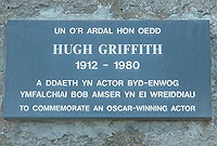 Cofeb i Hugh Griffith ar fur yr Hen Ysgol
