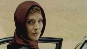 رویا نونهالی در نمایی از فیلم خاک آشنا ساخته بهمن فرمان آرا