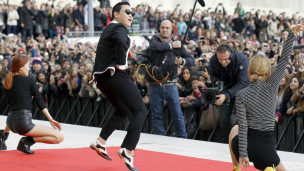 朴载相表演骑马舞