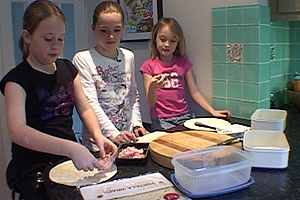 What do you want to eat? Ella, Fran and her sister Lexi decide to make their own lunch and talk about what they think about healthy eating.