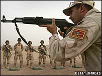 Diyala'da eğitim gören bir Irak askeri