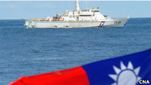 台灣海巡署巡防艦13日在彭佳嶼與釣魚台間海域執行護漁任務（13/09/2012）