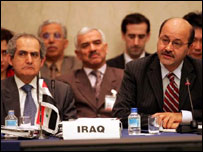 Vice-primeiro-ministro Saleh (à dir.), ao lado do ministro do Planejamento, Mahdi Al-Hafidh