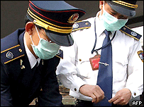 Policiais com máscara