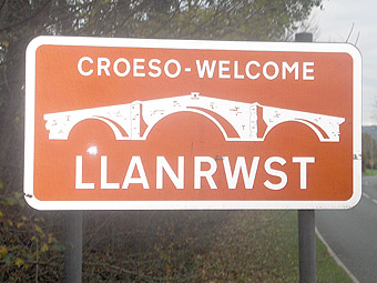 Yr arwydd sy'n croesawu teithwyr yr A470 i Lanrwst