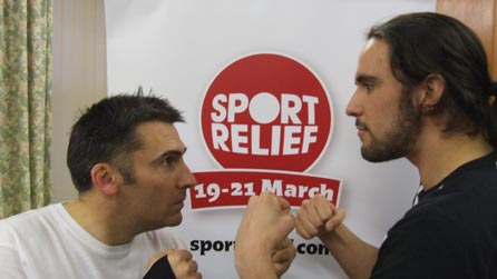 Daf Du yn wrestlo yn erbyn Y Ddraig Goch