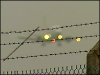 Bir uçak havaalanına inerken