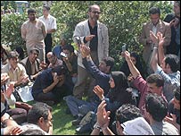 ماشا الله شمس الواعظين در حال سخنرانی در ميان روزنامه نگاران متحصن