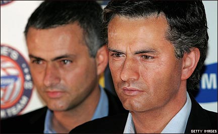 Mourinho posa junto a una escultura de cera.