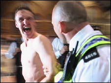 लंदन मेयर ने एक जून 2008 से सरकारी बसों और अंडरग्राउंड ट्रेन में शराब पीने पर पाबंदी लगा दी