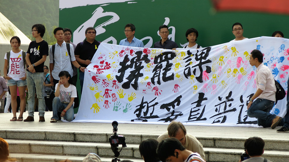 学运老鬼举起撑罢课手印横幅（BBC中文网记者叶靖斯摄19/9/2014）