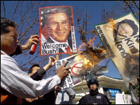 APEC zirvesinde Bush posteri yakan eylemciler